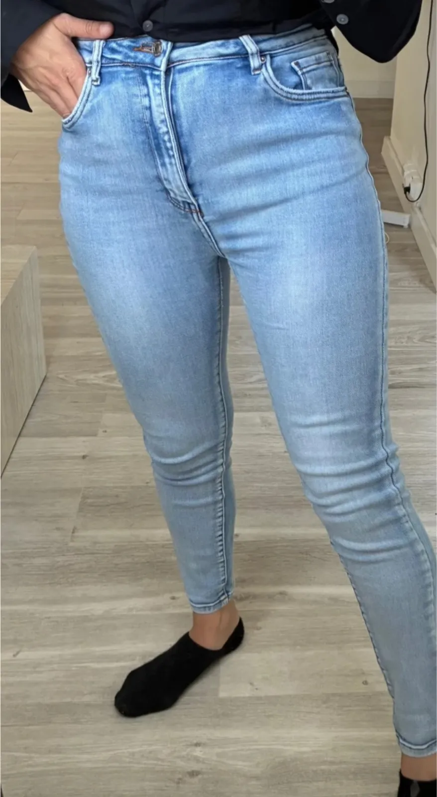 Chemise noire manches longues boutons 3