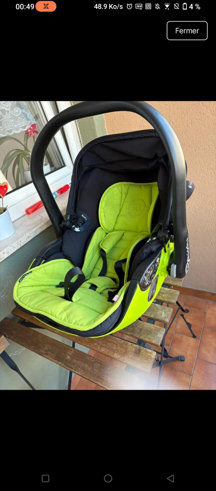 Siège auto bébé noir et vert anis 3
