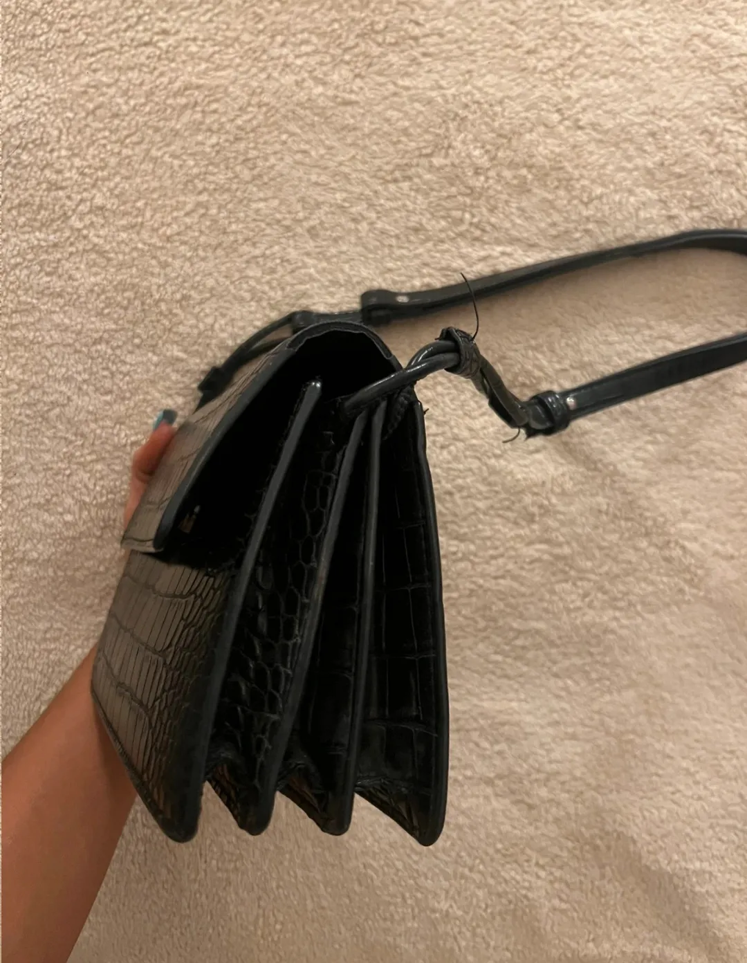 Sac à main noir effet crocodile Mango 2