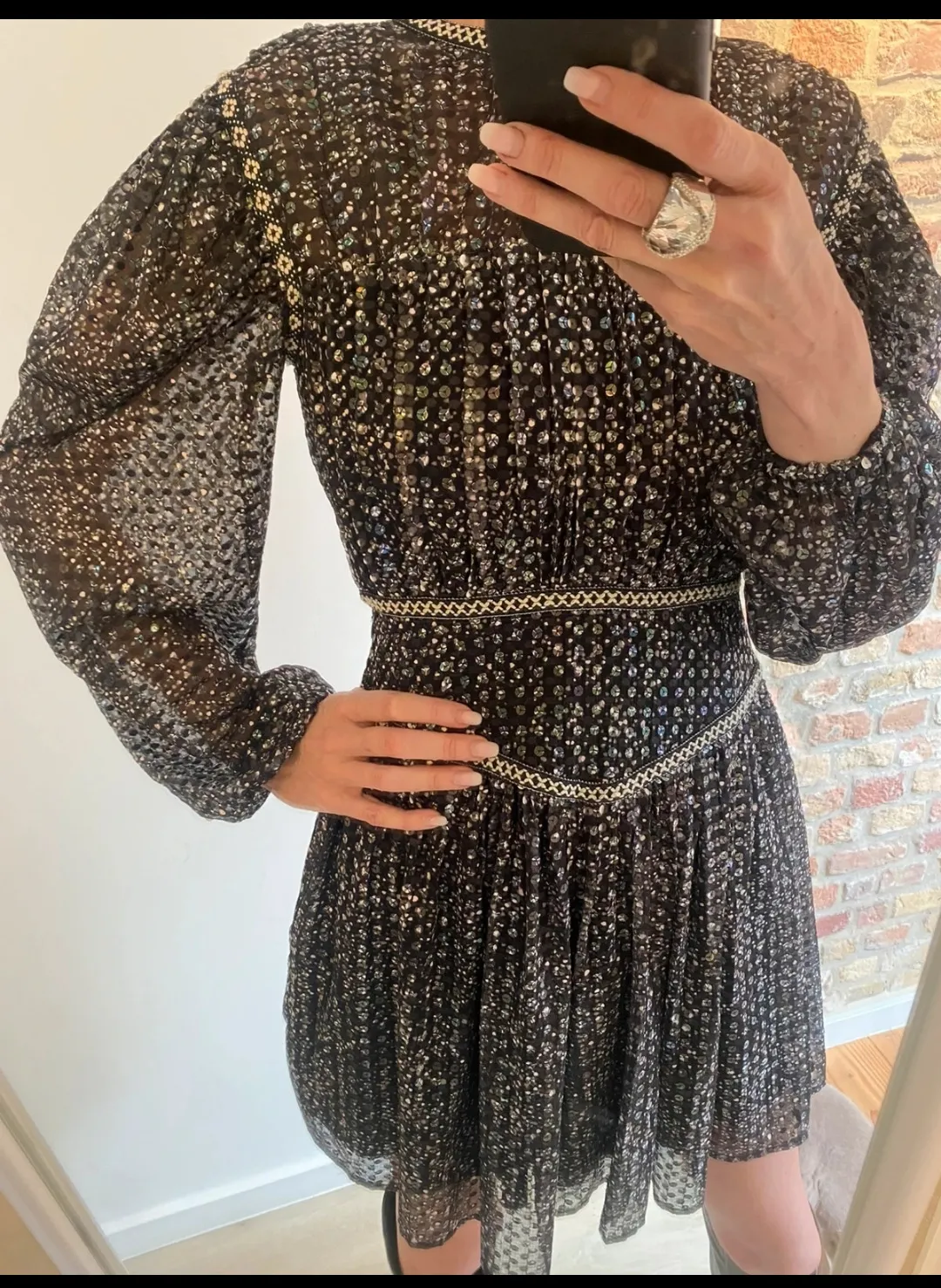 Robe courte noire à détails métallisés