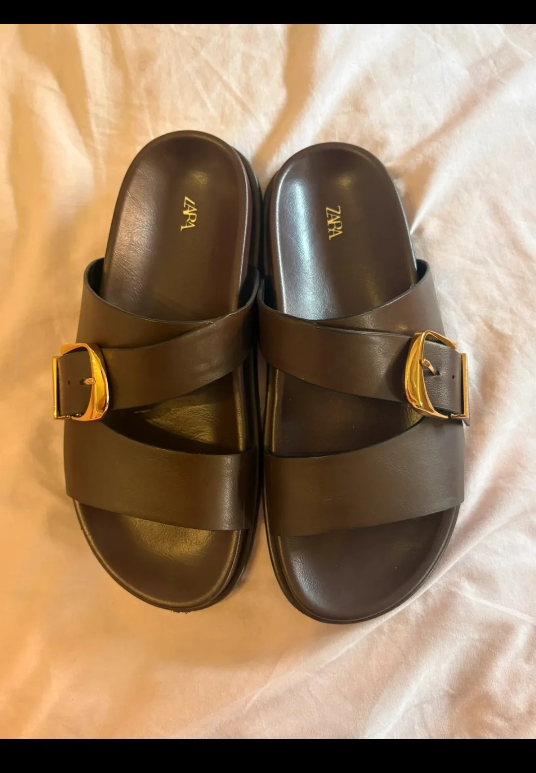Sandales noires Zara avec boucles dorées