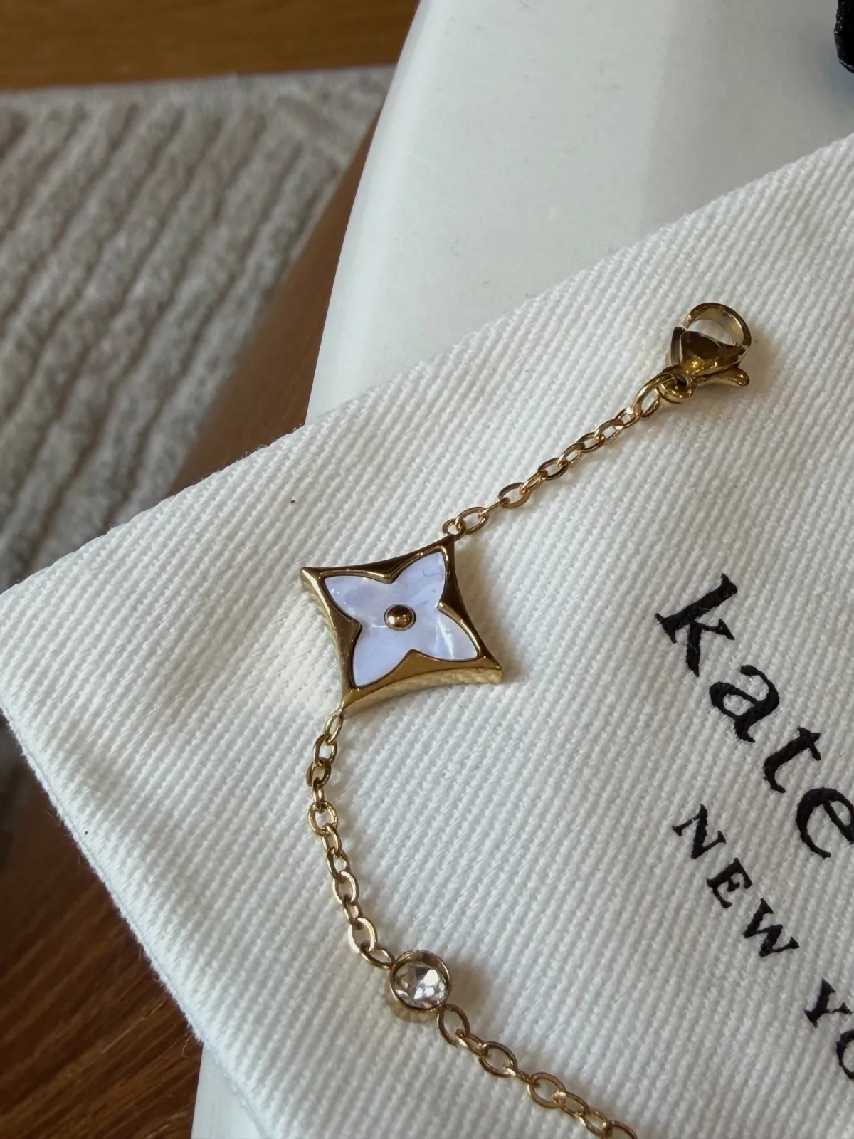 Bracelet dorée Kate Spade avec motifs trèfles – kate spade – taille Taille unique 7