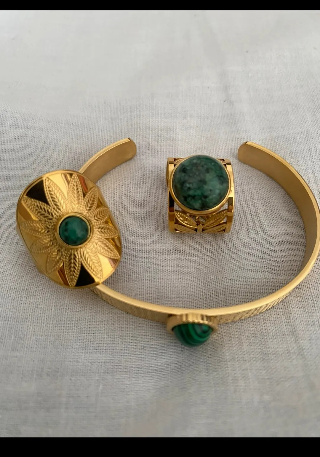 Ensemble bracelet et bague dorés avec pierres vertes 3