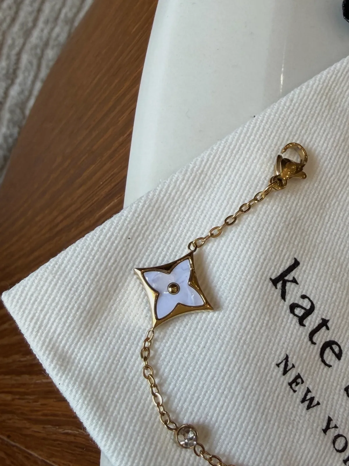 Bracelet dorée Kate Spade avec motifs trèfles – kate spade – taille Taille unique 4