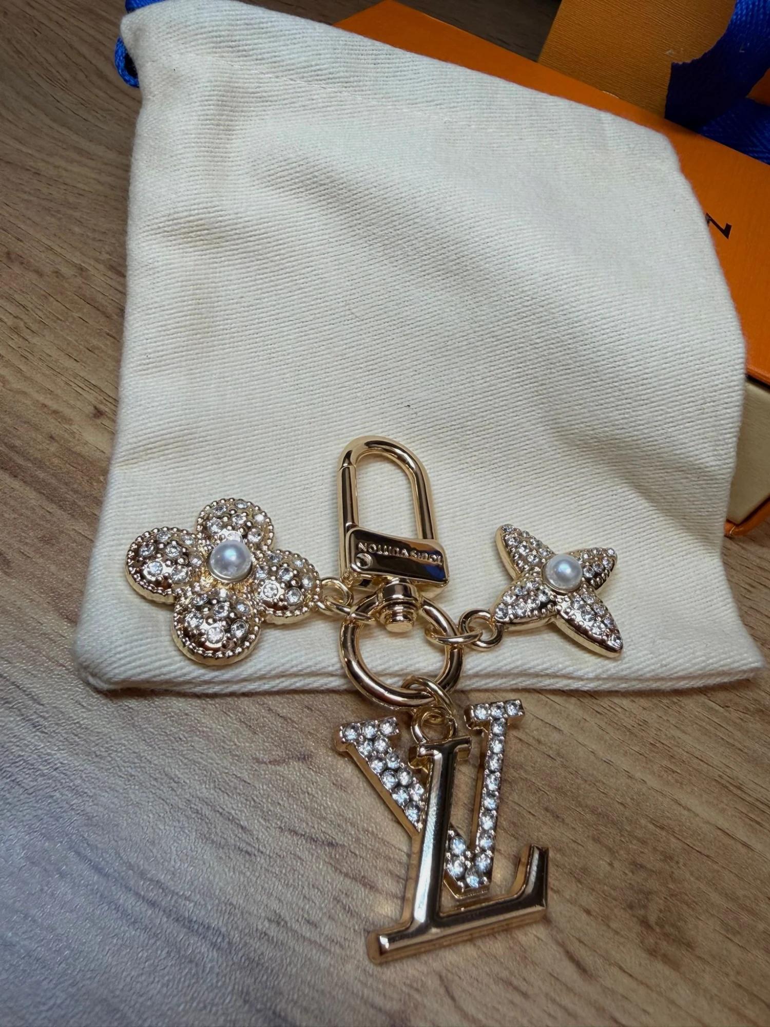 Bijou de sac Louis Vuitton doré strass