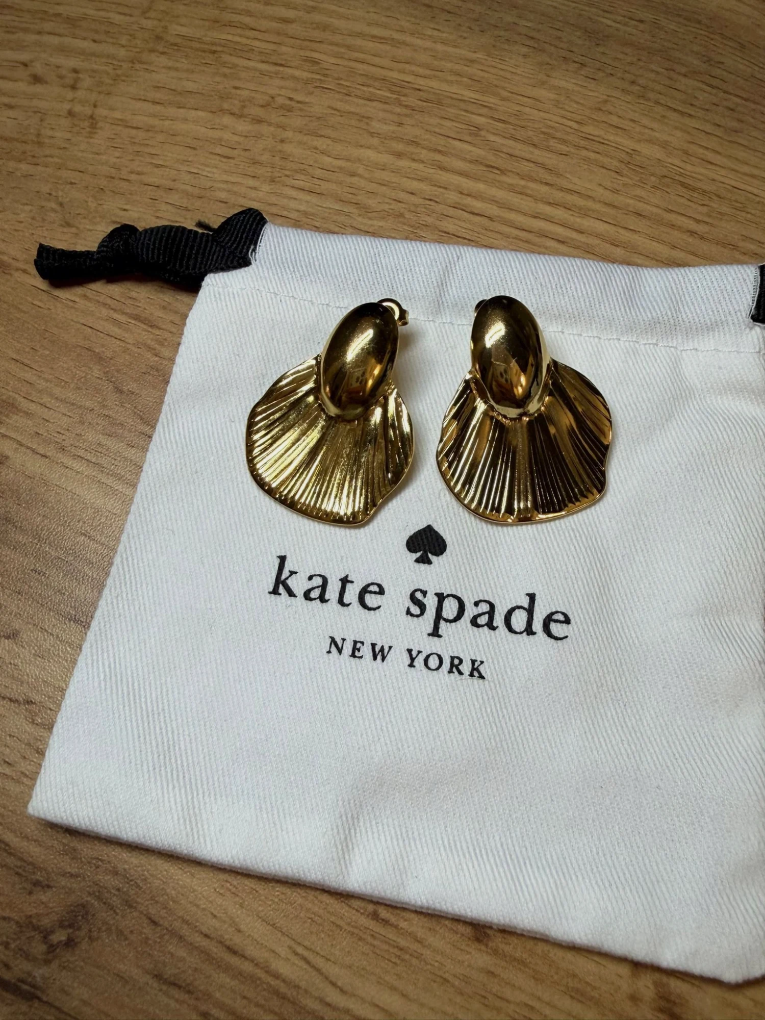 Boucles d'oreilles Kate Spade dorées effet coquillage