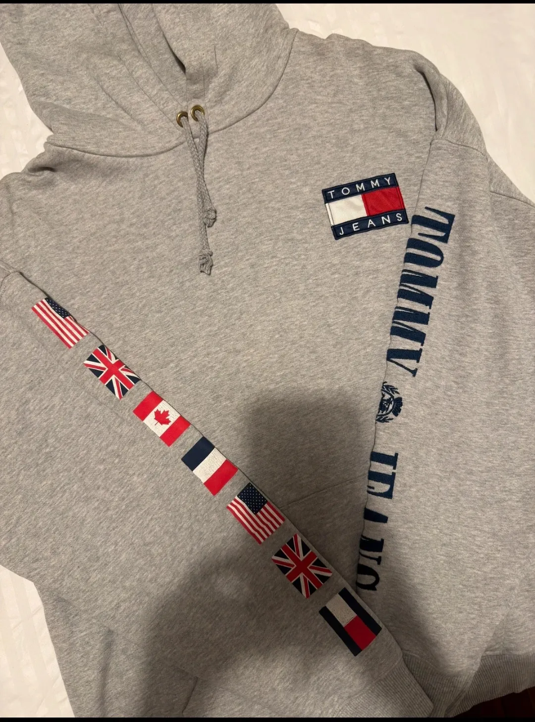 Sweat gris Tommy Hilfiger capuche drapeau 5