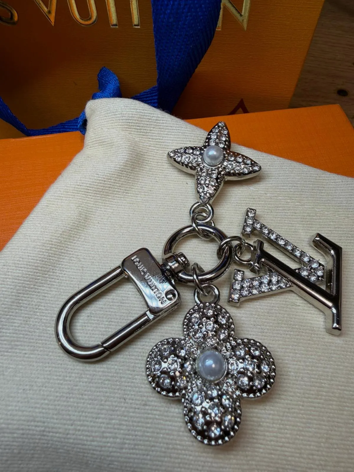 Bijou de sac Louis Vuitton argenté avec strass – Louis Vuitton – taille Taille unique 5