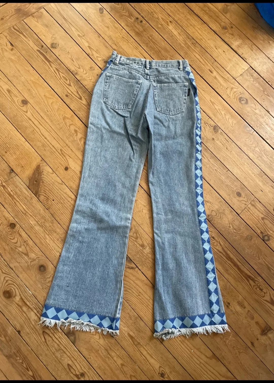 Jean bleu coupe flare avec détails à carreaux 3