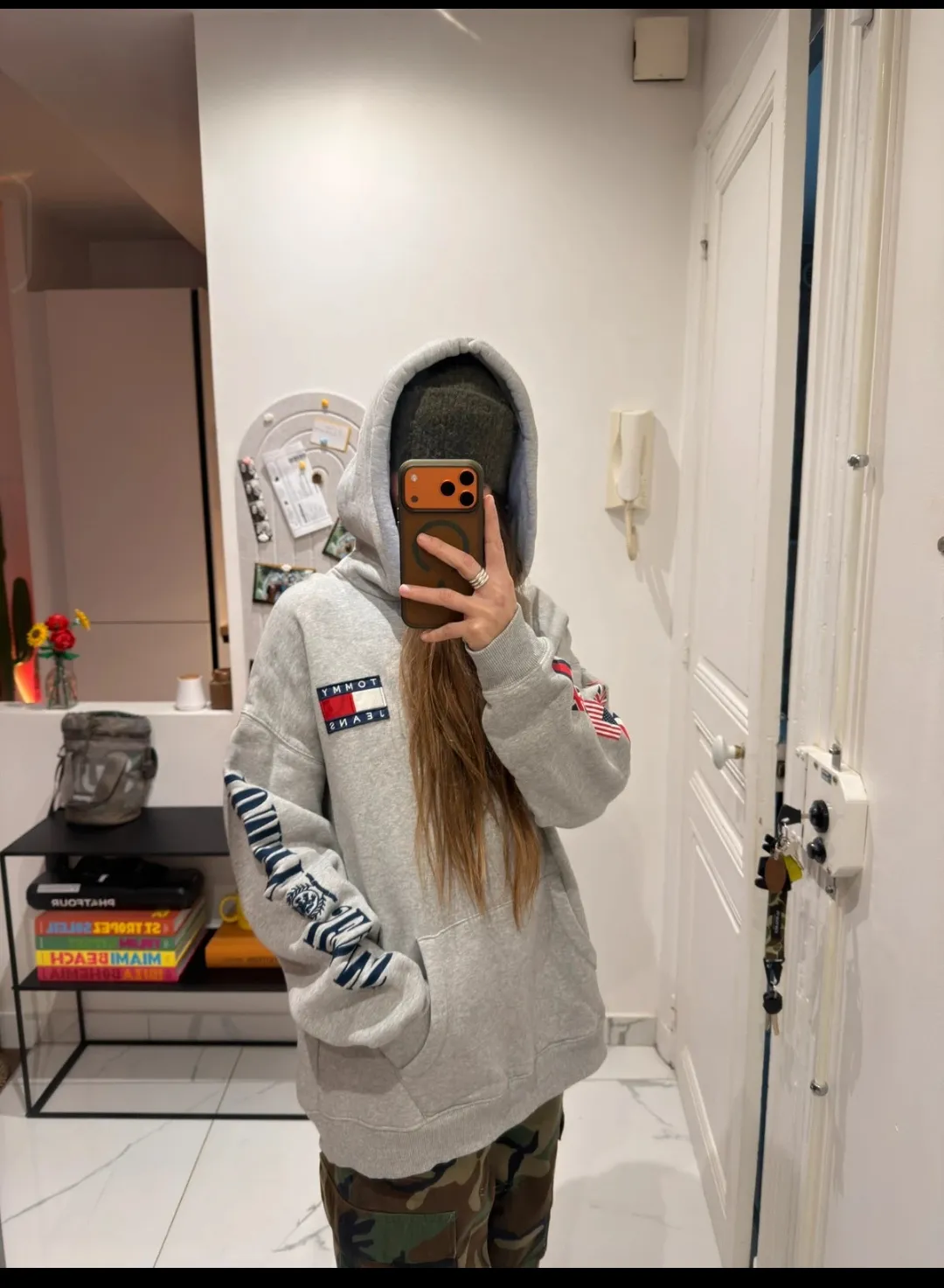 Sweat gris Tommy Hilfiger capuche drapeau