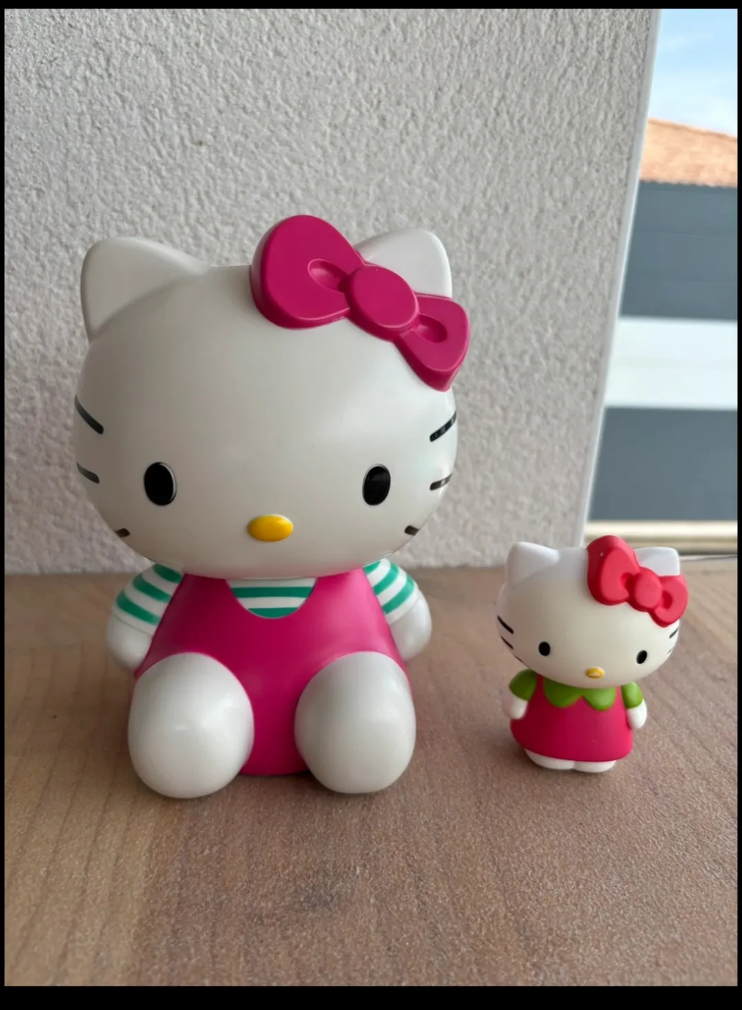 Lot figurines Hello Kitty rose et blanc