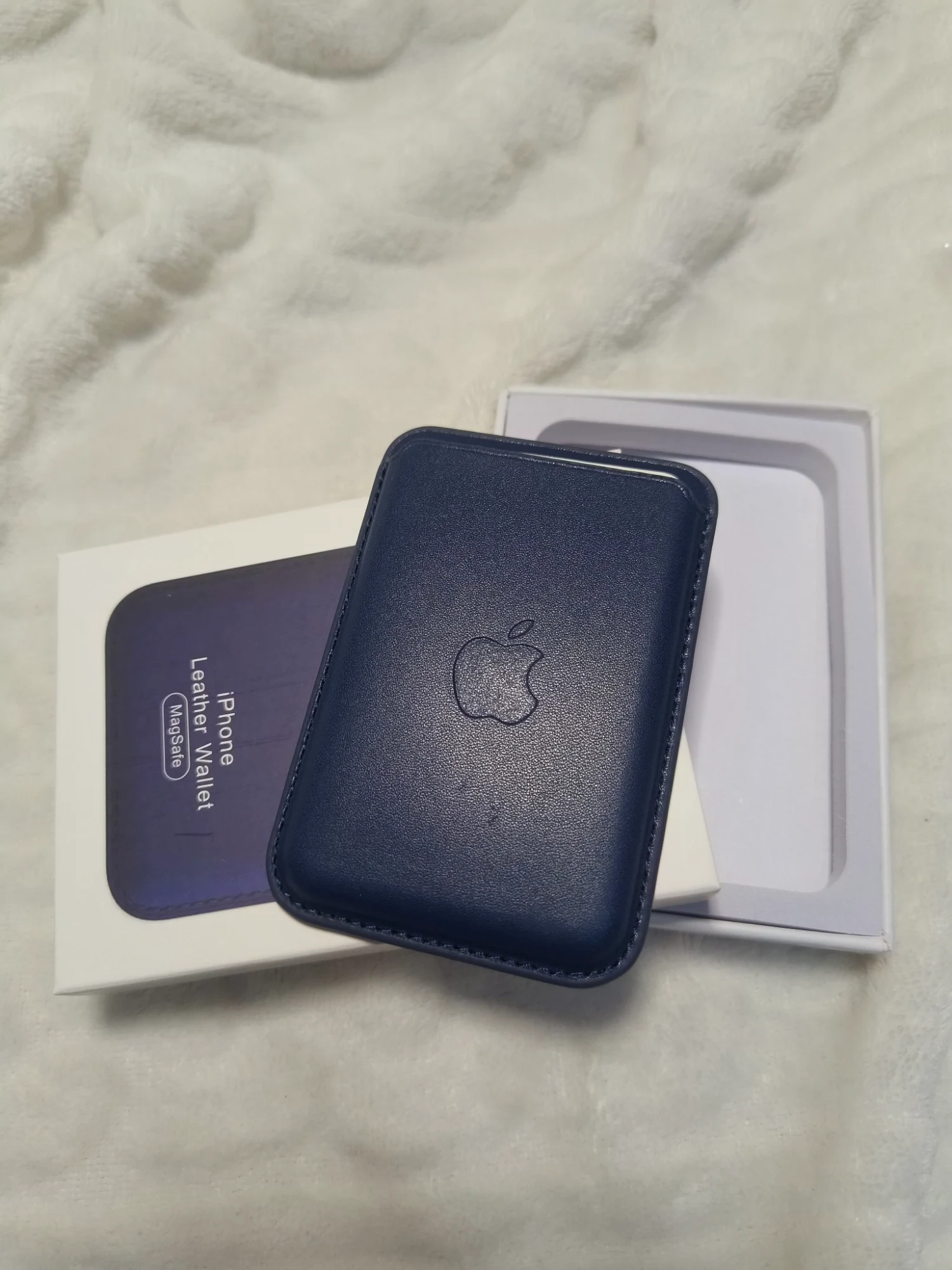 Porte-cartes MagSafe en cuir Apple bleu marine