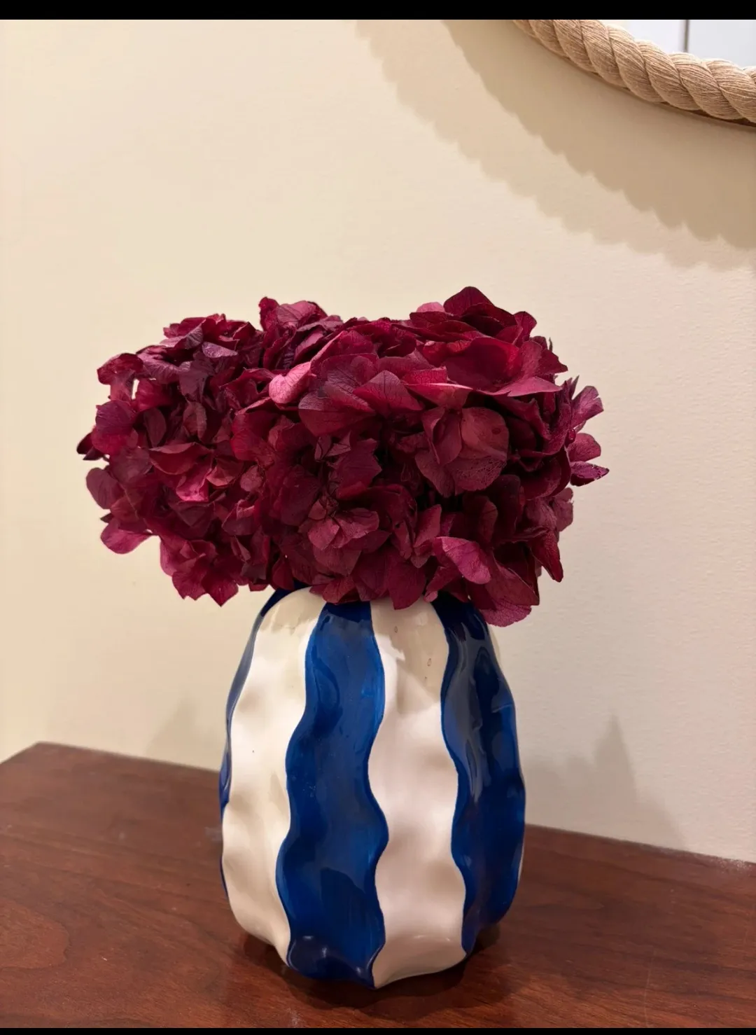Vase bleu blanc fleurs hortensia bordeaux 3