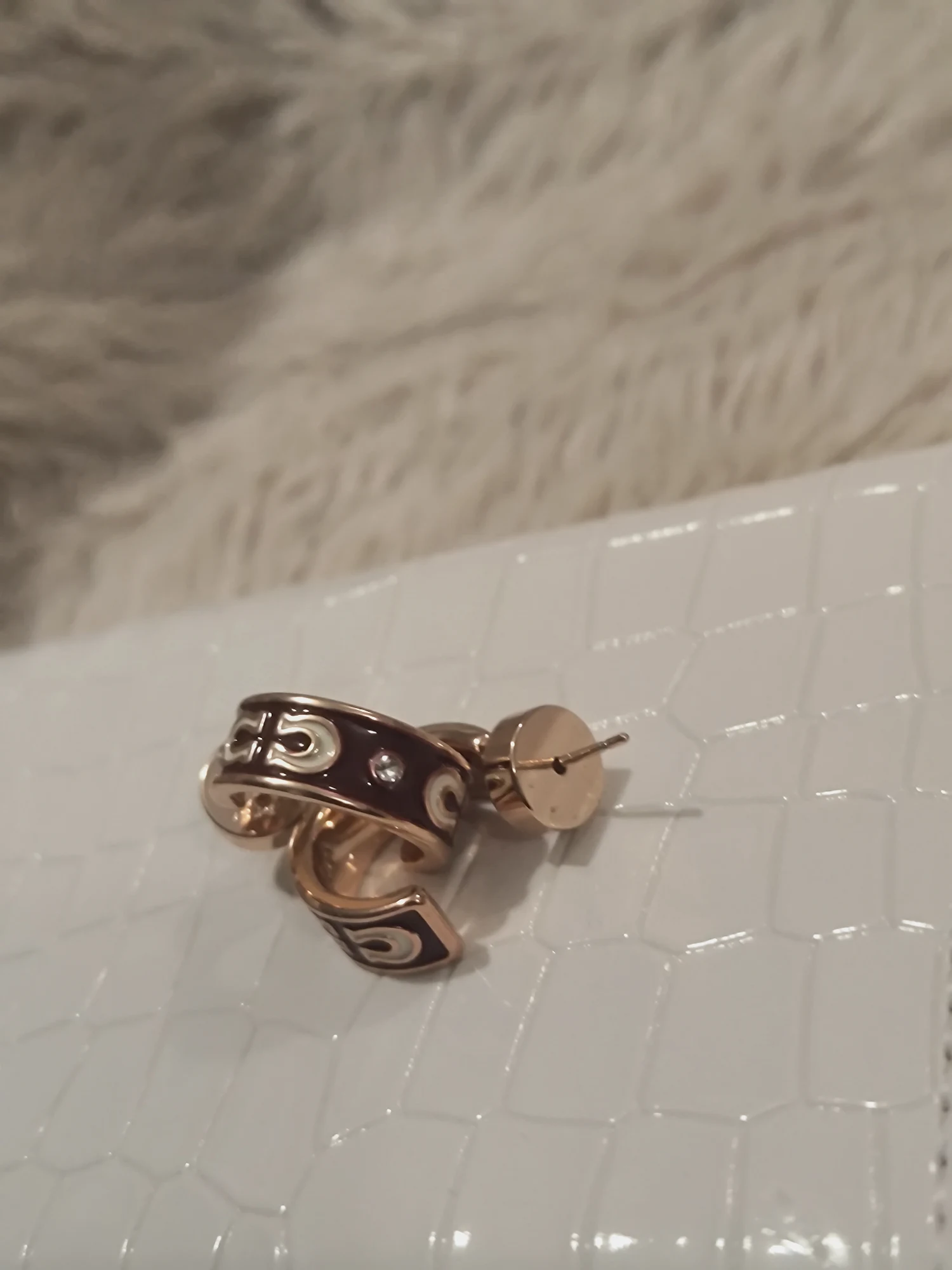 Boucles d'oreilles créoles Coach émaillées