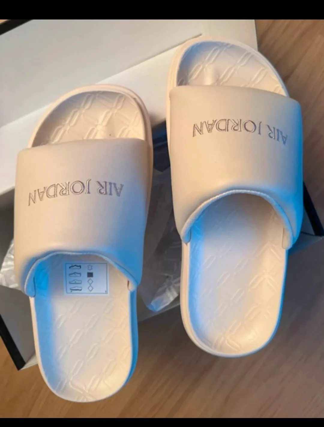 Claquettes Air Jordan blanches et bleues