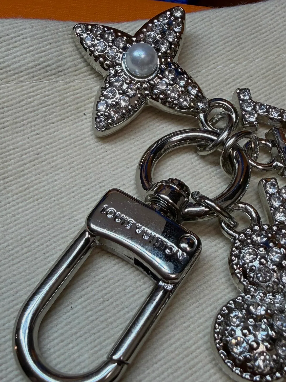 Bijou de sac Louis Vuitton argenté avec strass – Louis Vuitton – taille Taille unique 4