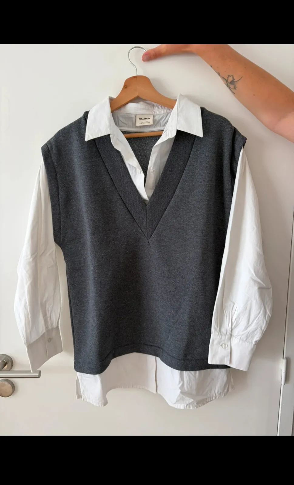 Gilet sans manches gris chemise blanche