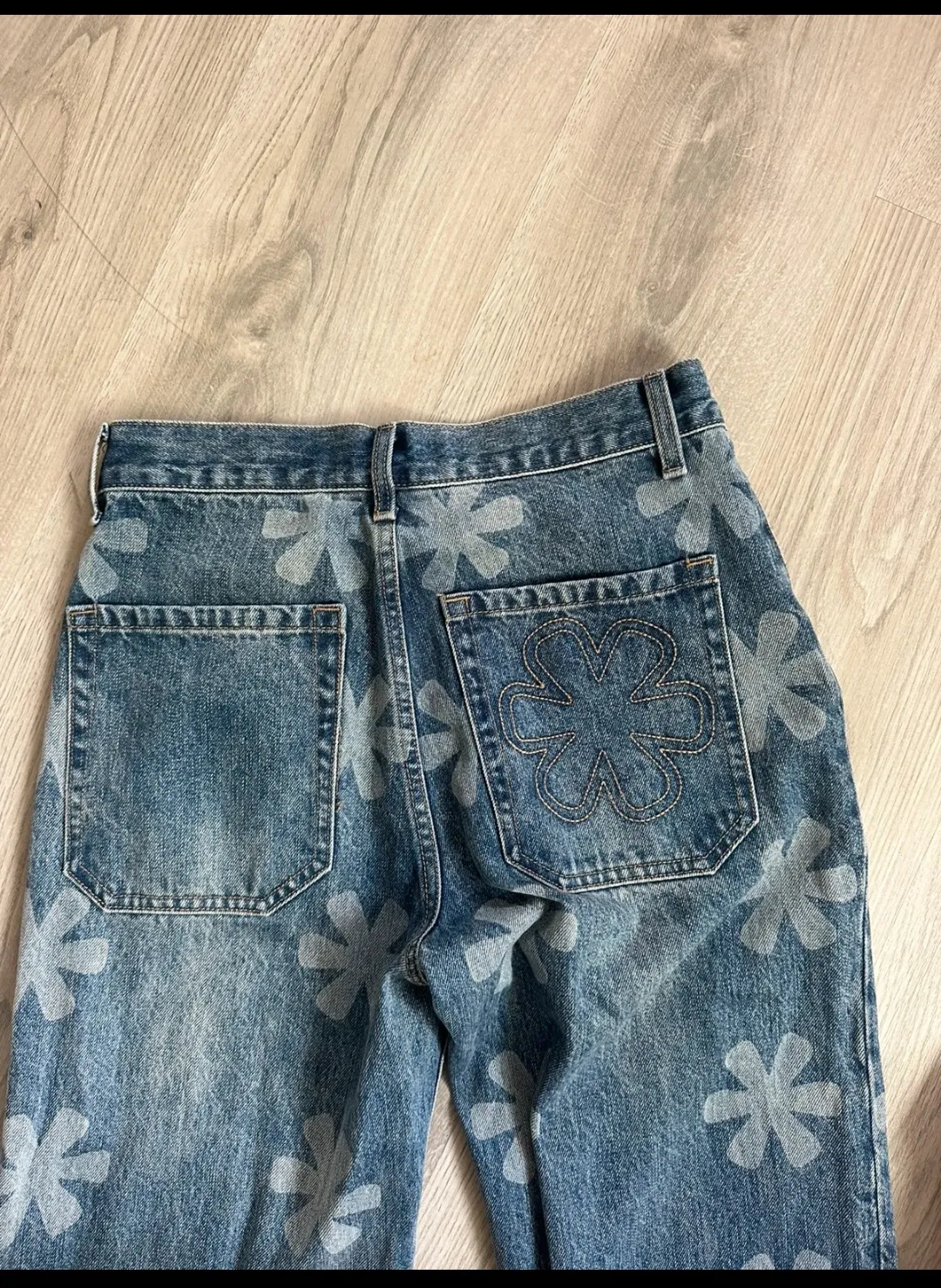 Jean large fleurs blanches motifs 5