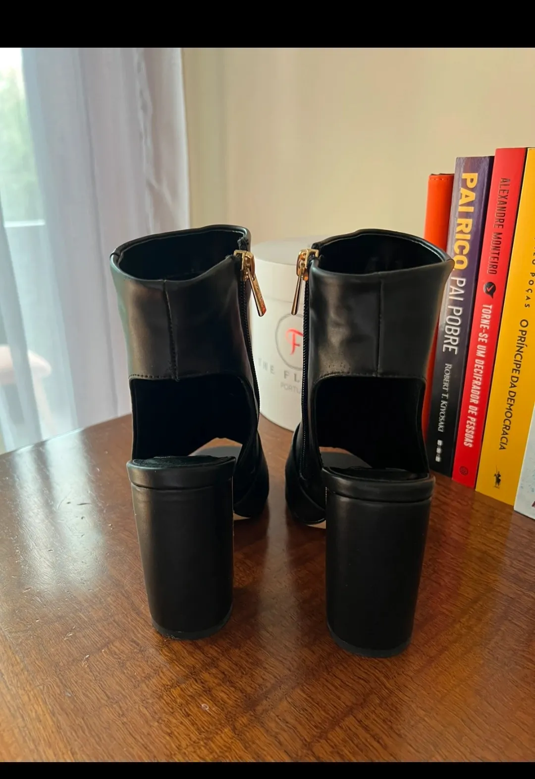 Boots noires boucles dorées chaussures 3