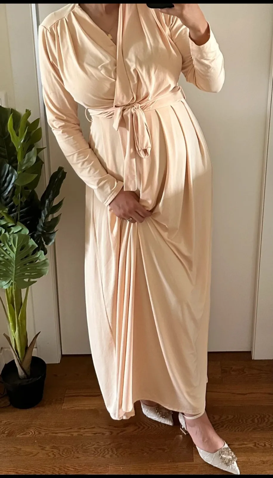 Robe longue beige ceinturée élégante