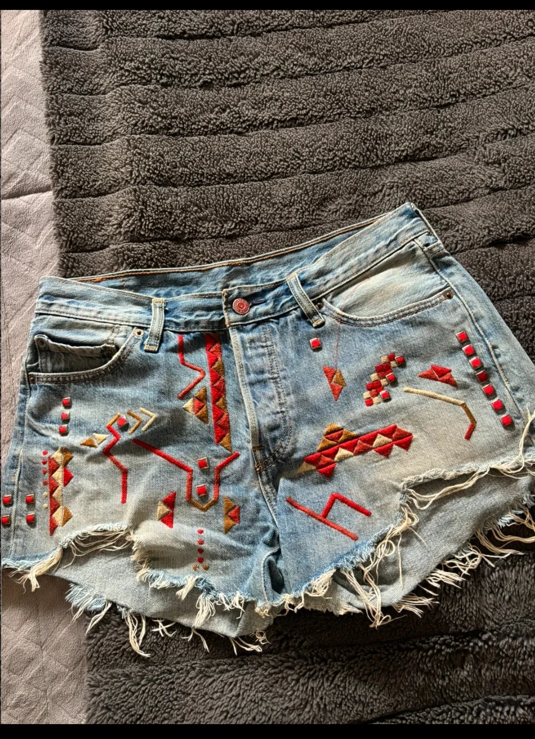 Short en jean brodé motifs géométriques