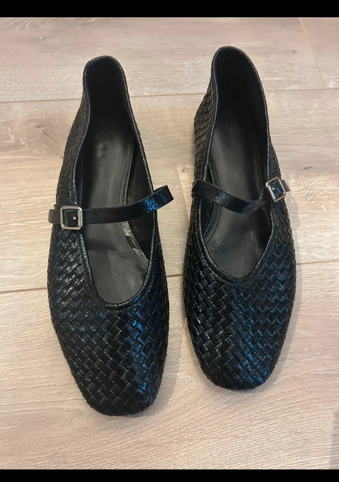 Chaussures à talons noirs et bleus tressés
