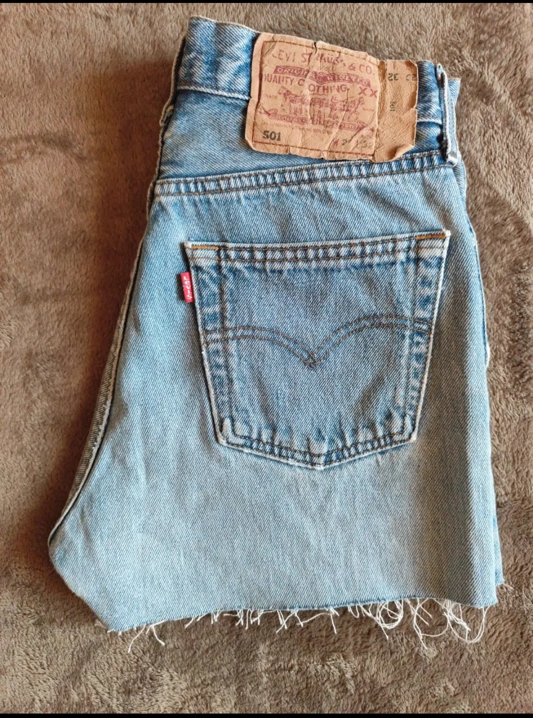 Short en jean bleu délavé bords effilochés 3