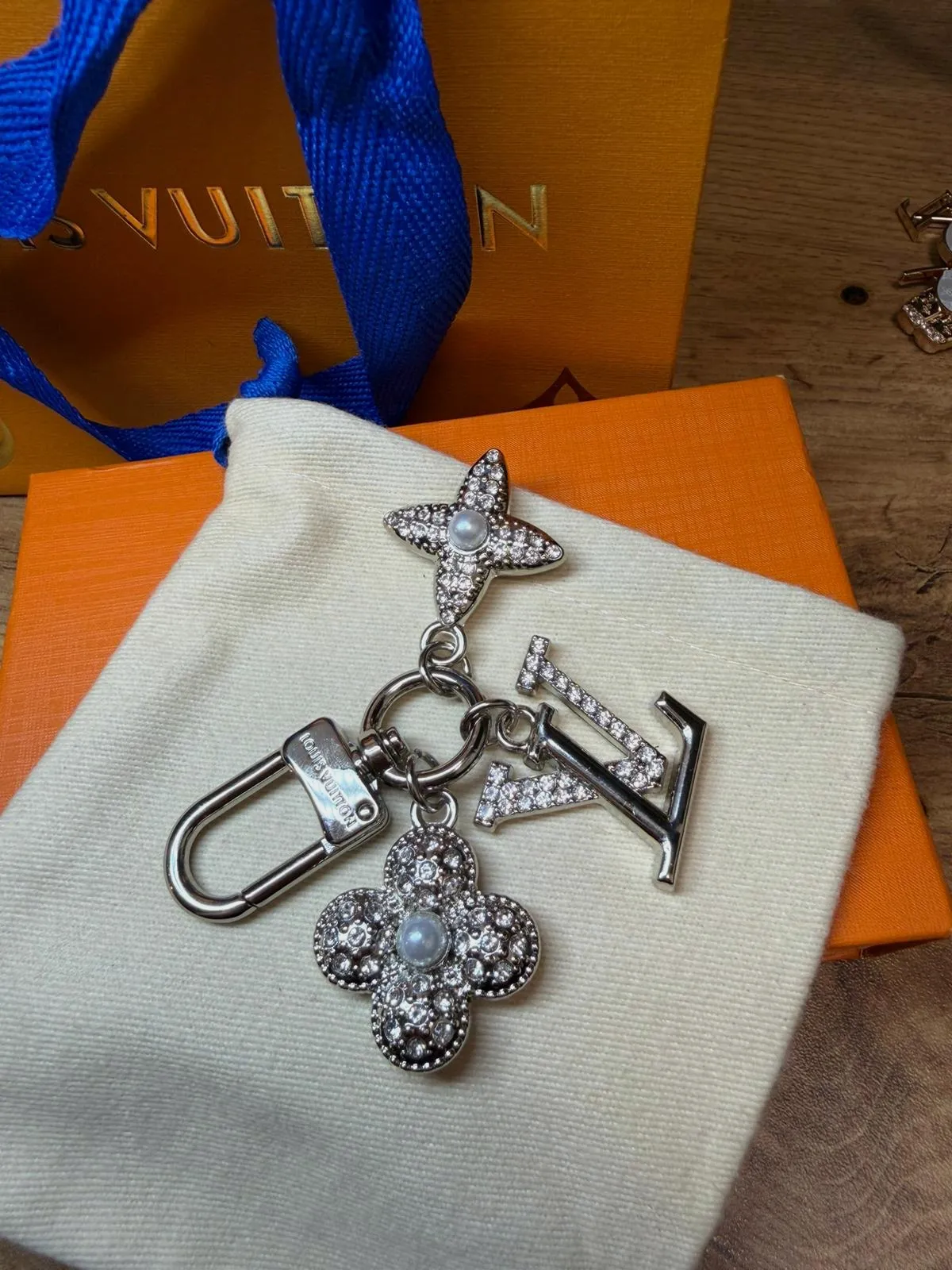 Bijou de sac Louis Vuitton argenté avec strass – Louis Vuitton – taille Taille unique 2