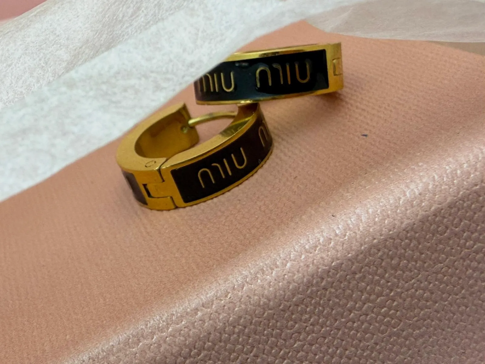 Boucles d'oreilles créoles Miu Miu dorees et noires – Miu Miu – taille Taille unique 2