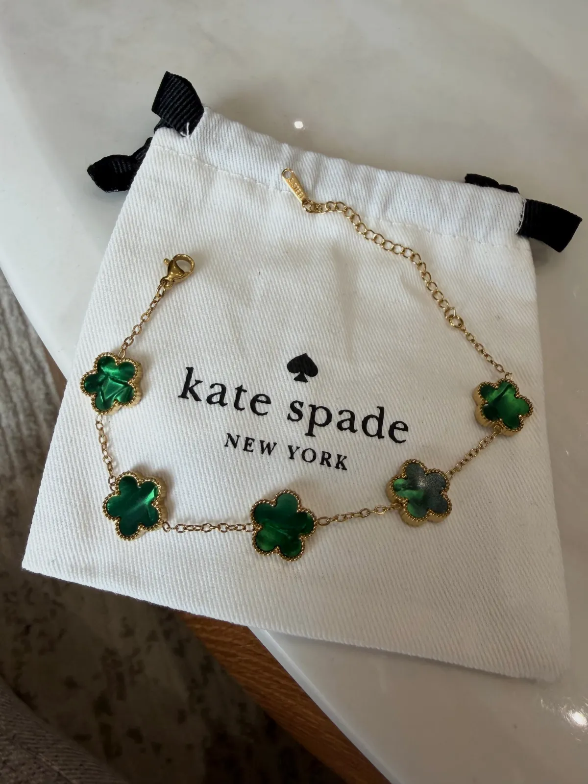 Bracelet Kate Spade motif trèfles verts et dorés – Kate Spade – taille Taille unique 3