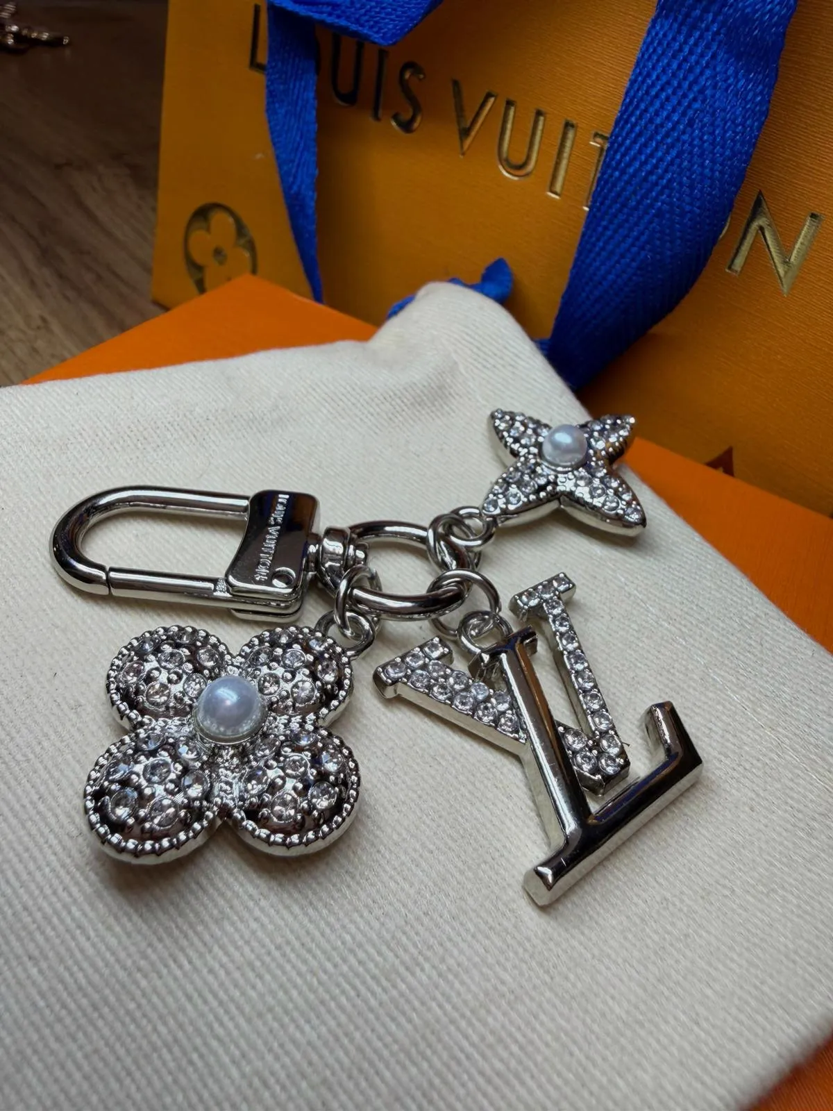 Bijou de sac Louis Vuitton argenté avec strass – Louis Vuitton – taille Taille unique 9