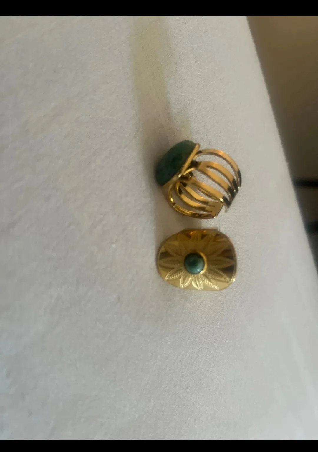 Ensemble bracelet et bague dorés avec pierres vertes 4