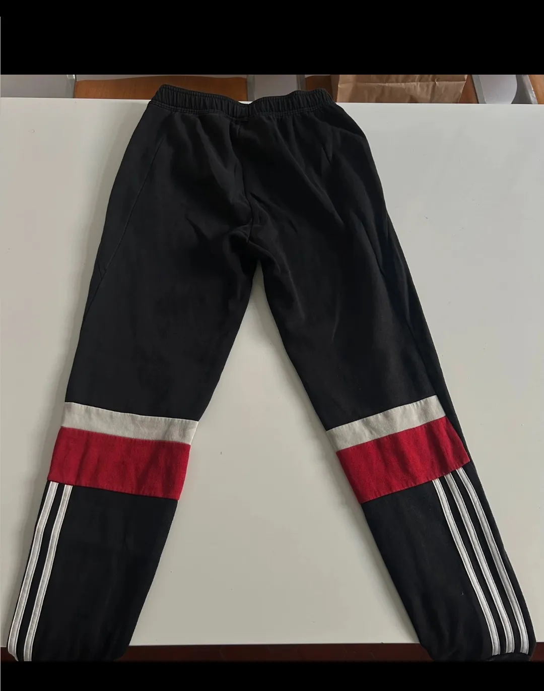 Pantalon Adidas jogging noir bandes rouge 3