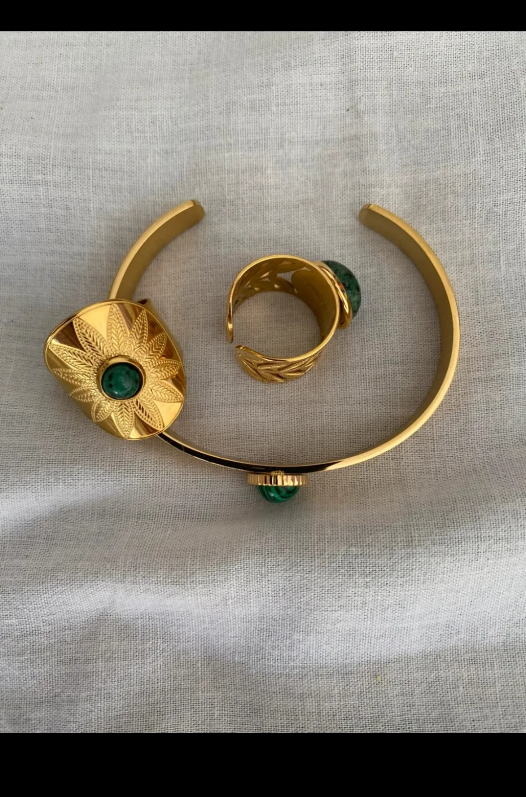 Ensemble bracelet et bague dorés avec pierres vertes 2