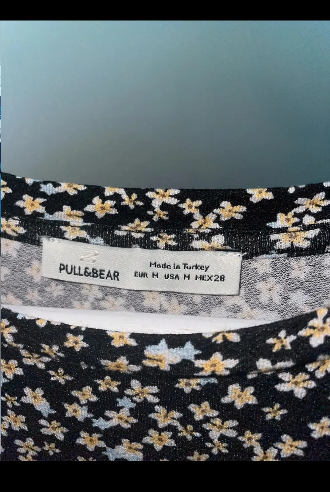 T-shirt noir à fleurs blanches 2