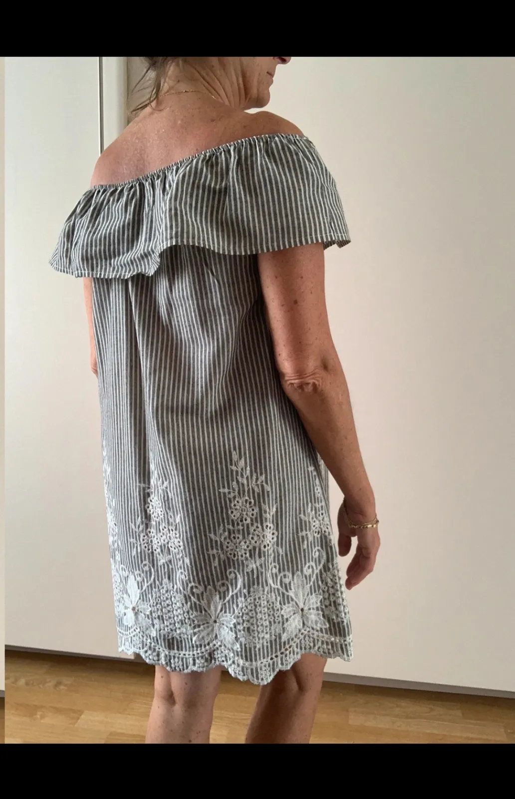 Robe rayée blanc gris dentelle 2