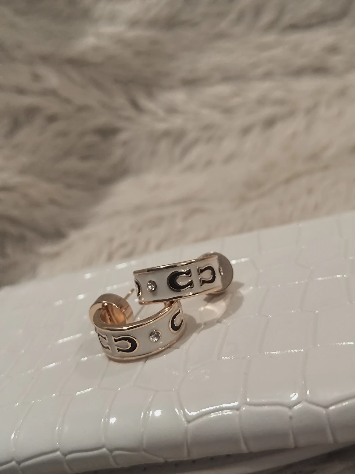 Boucles d'oreilles créoles Coach émail blanc