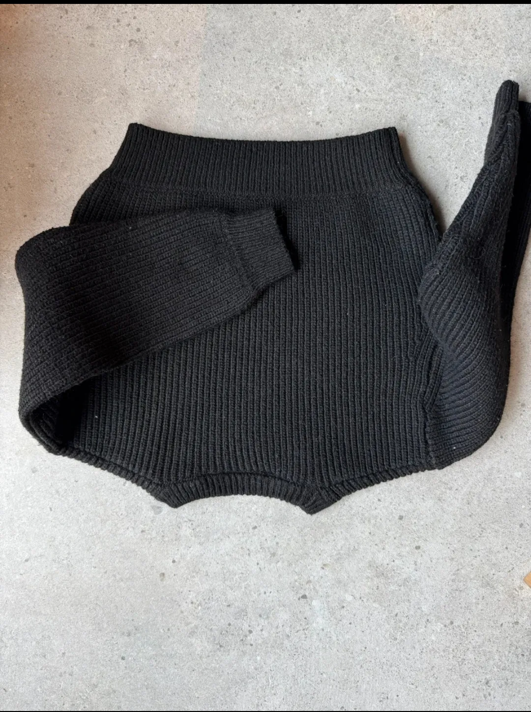 Pull court HUGO noir avec logo strass