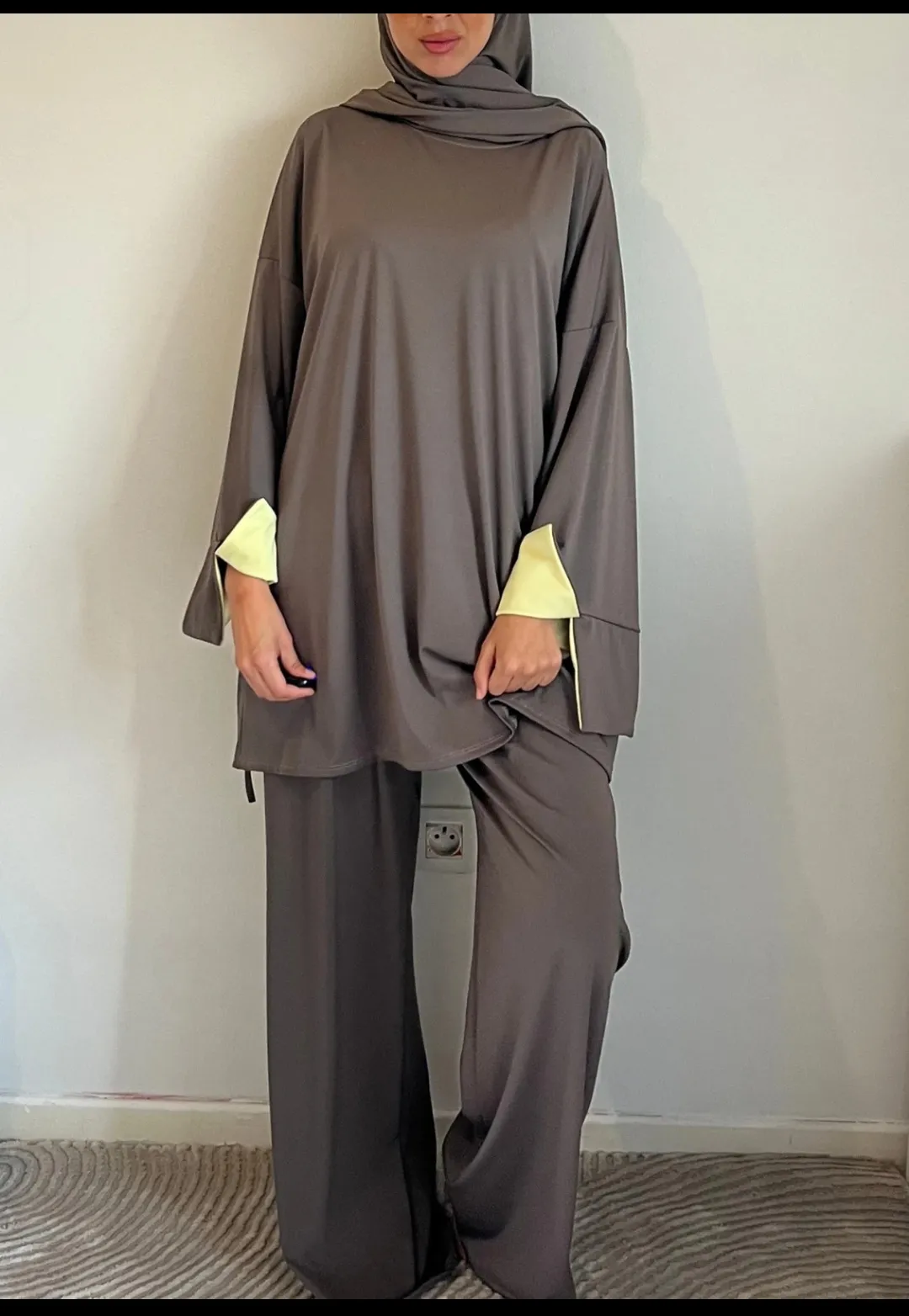 Ensemble hijab gris taupe manches jaunes