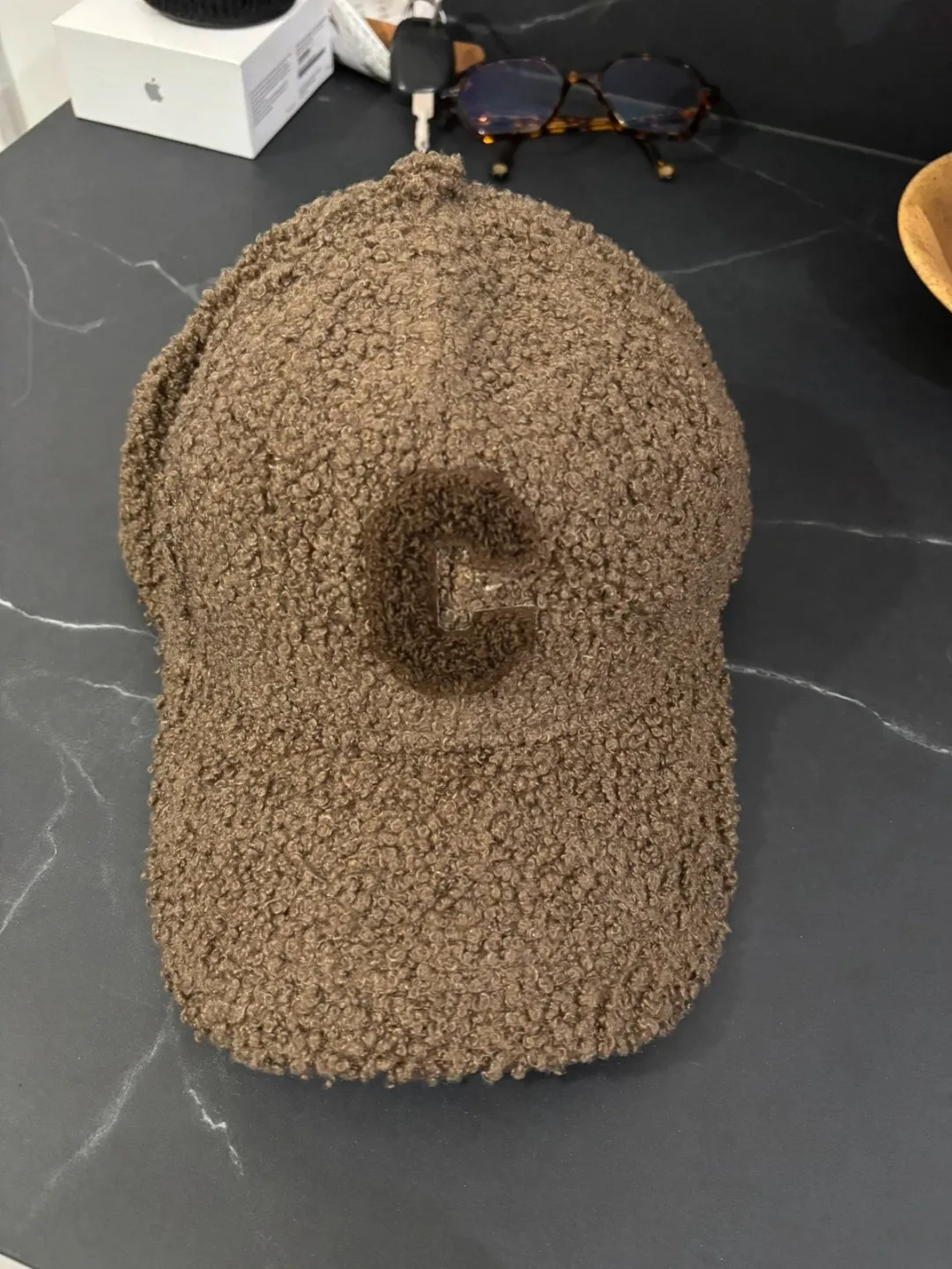 Casquette en moumoute marron avec lettre C 3