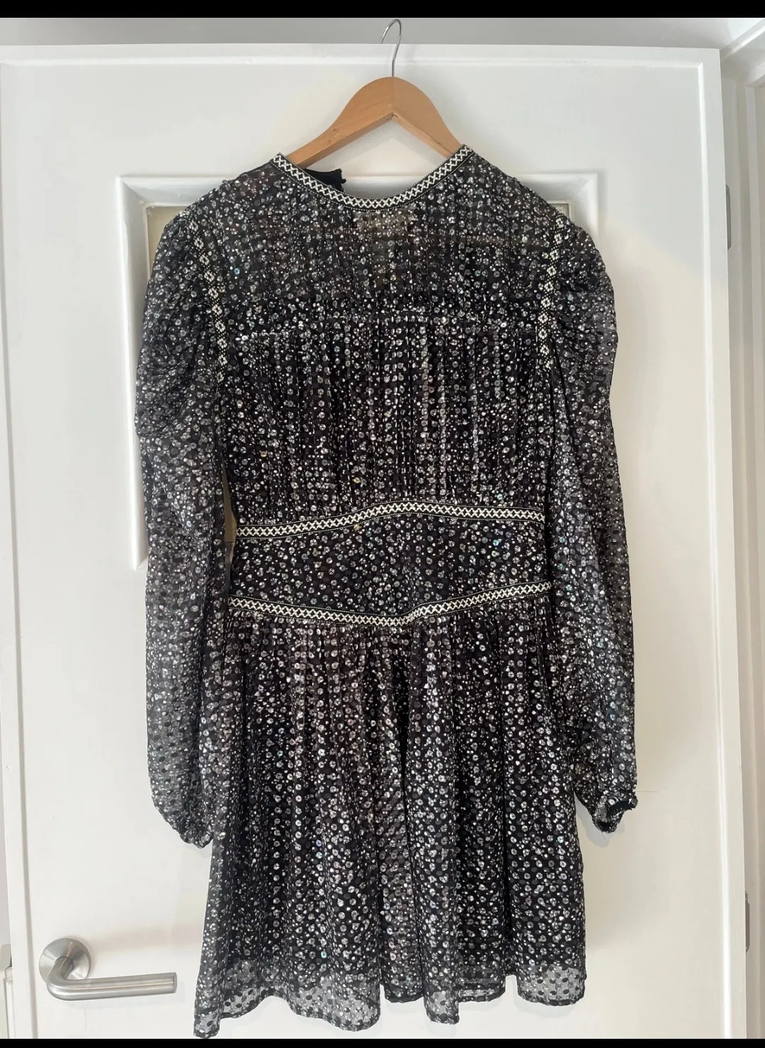 Robe courte noire à détails métallisés 3