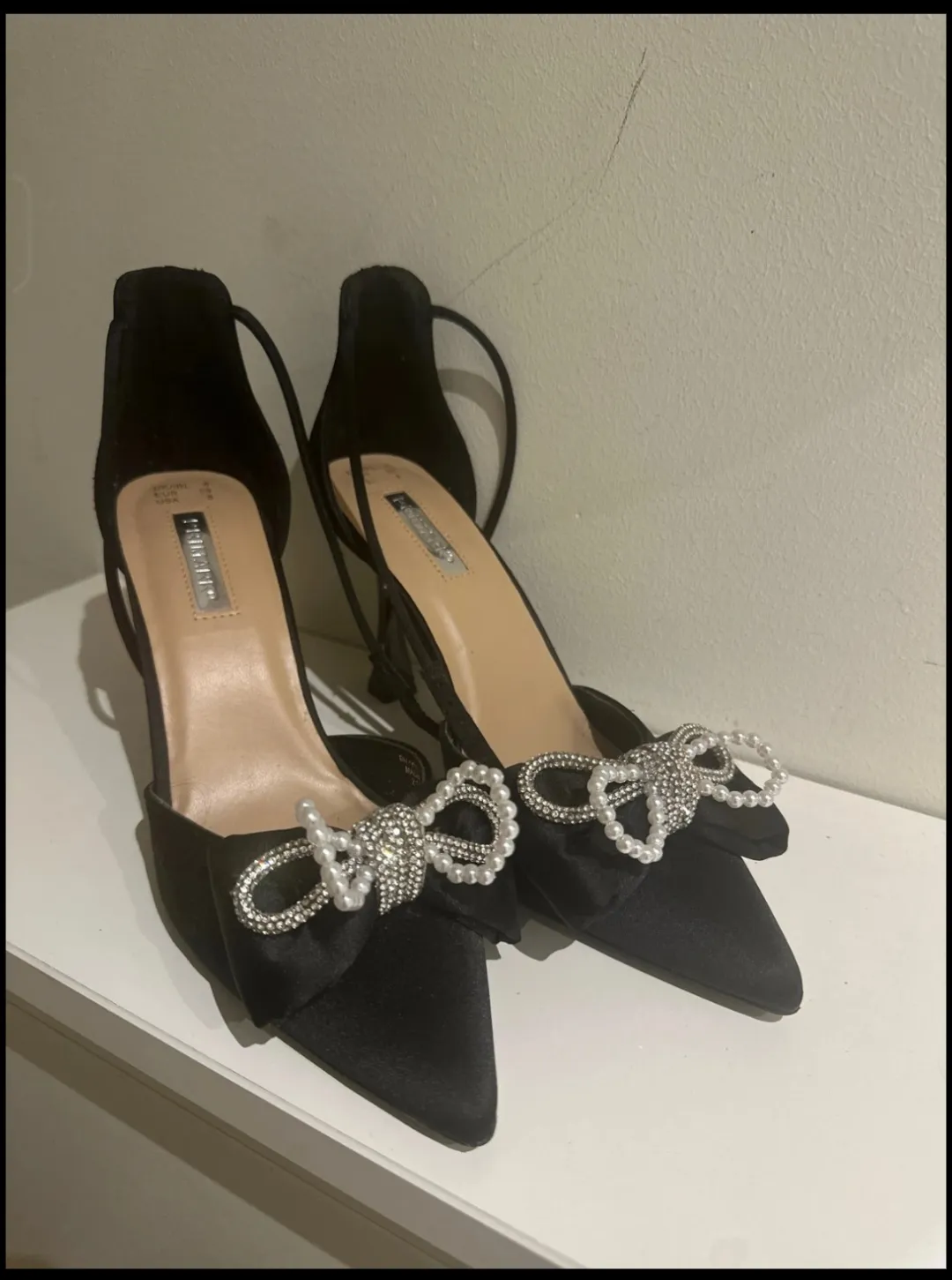 Escarpins noirs ornés de strass