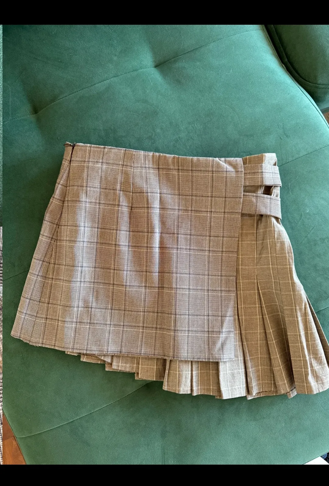 Jupe à carreaux beige avec ceinture dorée 3
