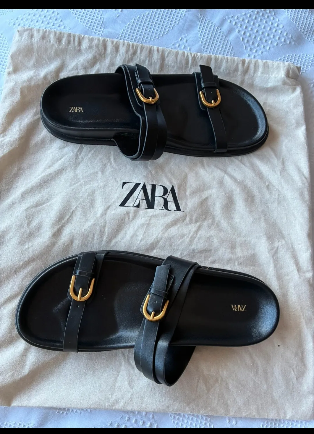 Sandales Zara noires boucles dorées