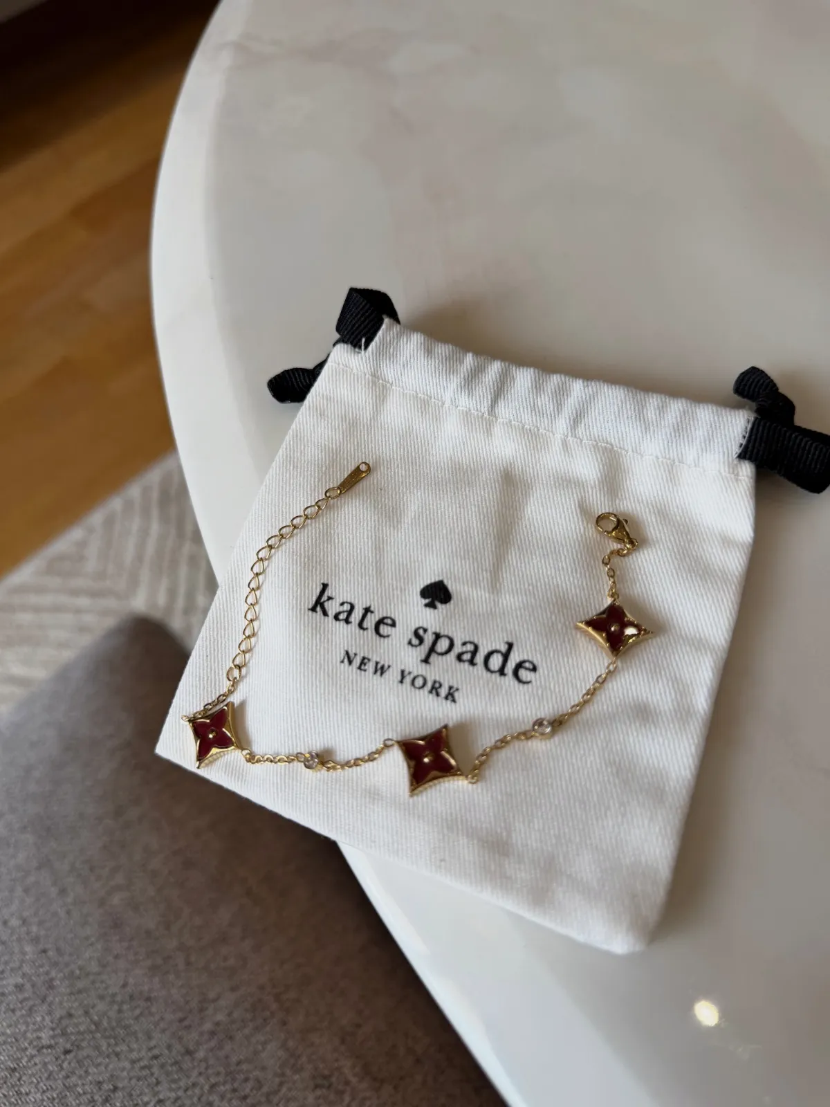 Bracelet Kate Spade doré à motifs trèfles bordeaux – kate spade – taille Taille unique 3