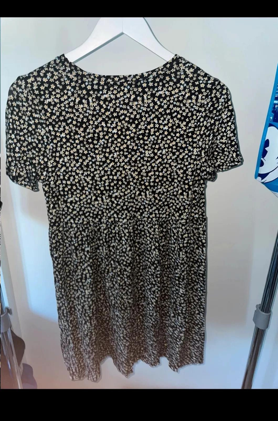 T-shirt noir à fleurs blanches 3