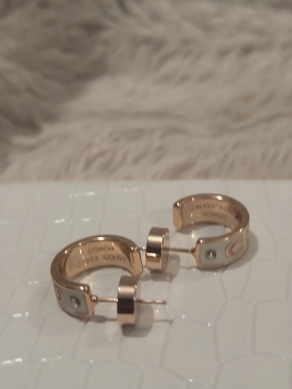 Boucles d'oreilles créoles Coach émail blanc et rosé – Coach – taille Taille unique 6