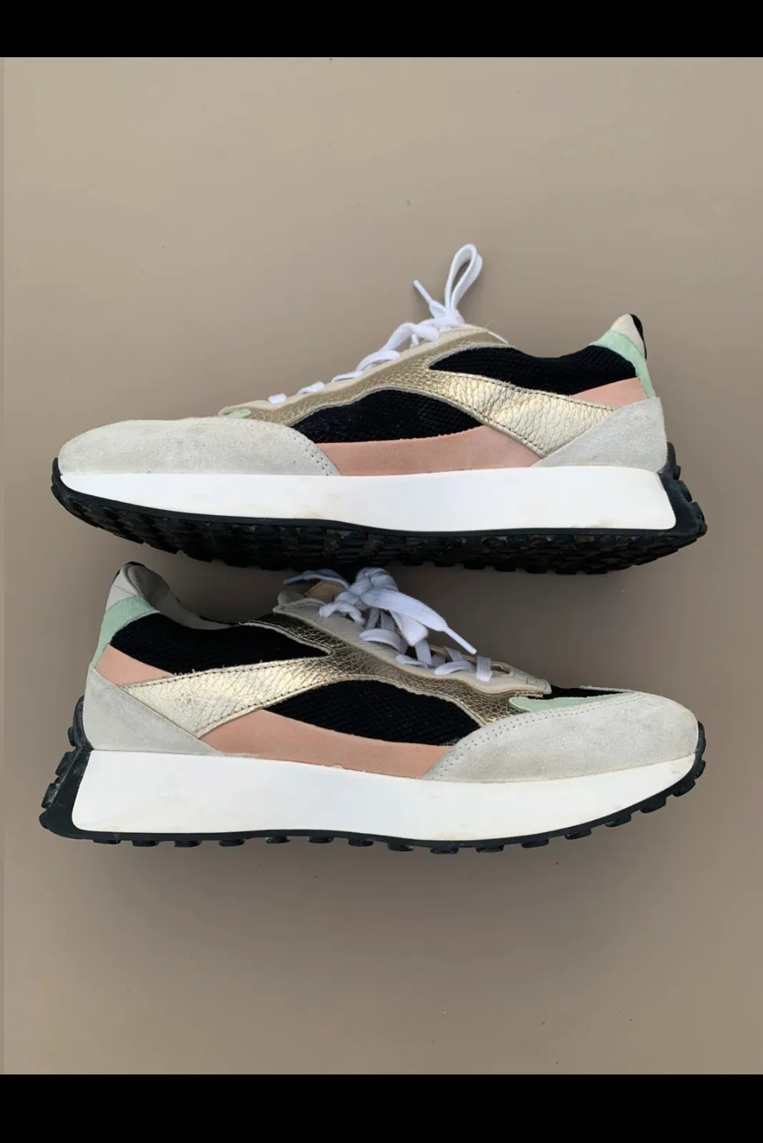 Sneakers colorées noir blanc beige vert 3