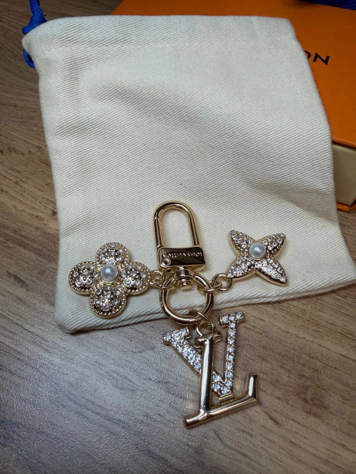 Bijou de sac Louis Vuitton doré strass – Louis Vuitton – taille Taille unique 2