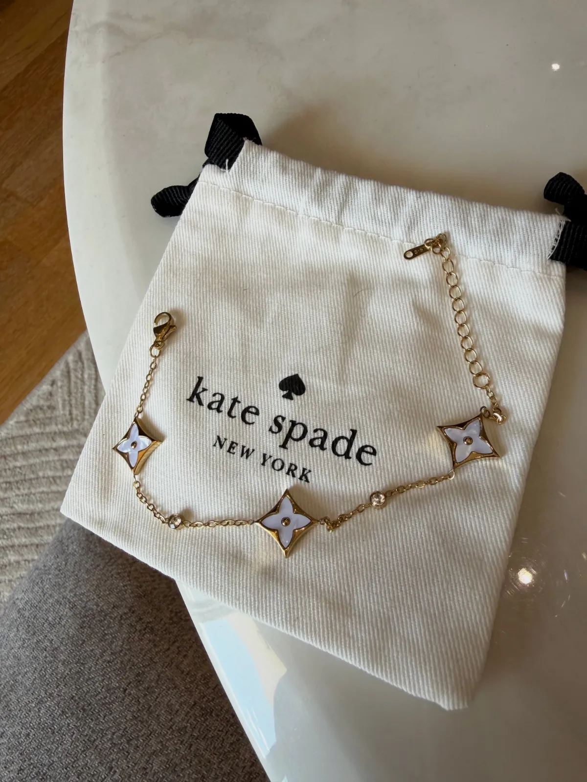 Bracelet dorée Kate Spade avec motifs trèfles – kate spade – taille Taille unique 3